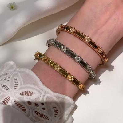 Dun Kaleidoscoop Klavertje Vier Armband: Dames Licht Luxe, Verguld Koper met Diamant Ingelegd Bloemontwerp.