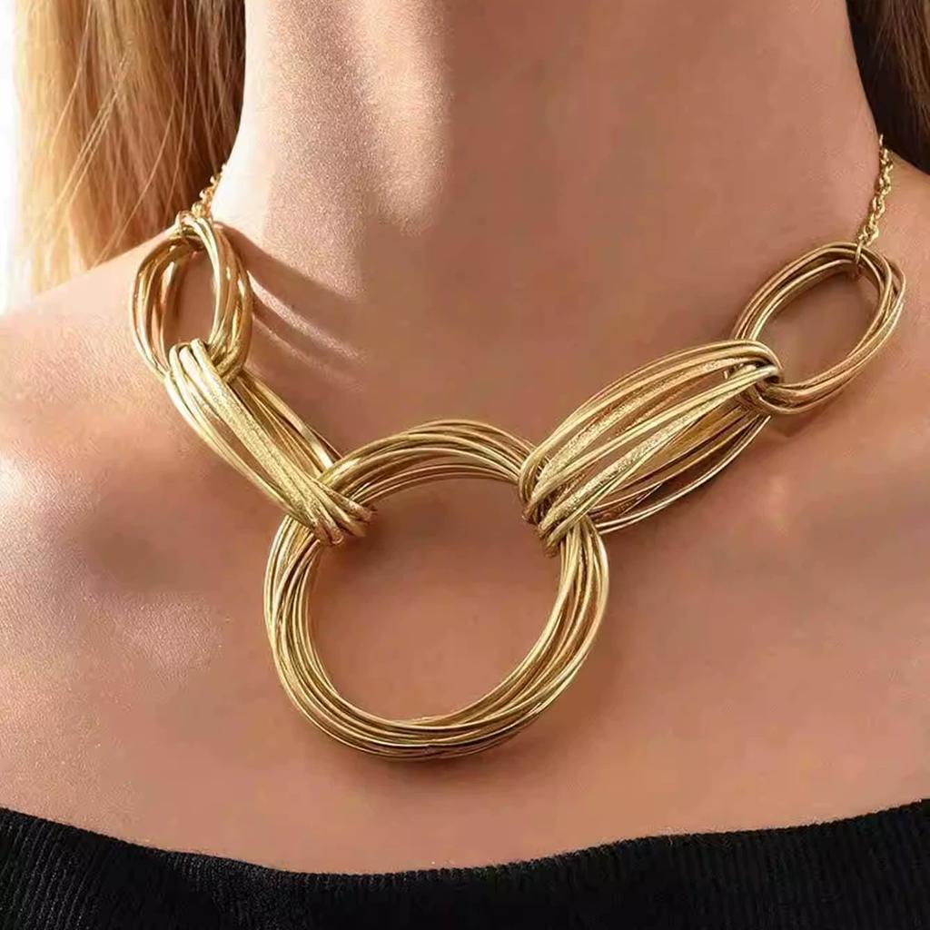 Zlatý přehnaný gotický vícevrstvý náhrdelník s kruhovým spojením, sváteční šperk na krk