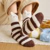 1 pár spacích ponožek kreslený zvířecí design zesílený korálový samet teplé zimní ponožky střední délky protiskluzové vnitřní zimní ponožky