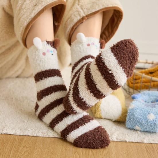 1 pár spacích ponožek kreslený zvířecí design zesílený korálový samet teplé zimní ponožky střední délky protiskluzové vnitřní zimní ponožky