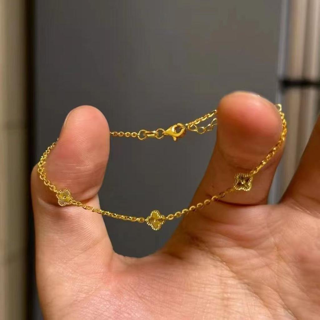 Luxuriöses goldenes vierblättriges Kleeblatt dreiblättriges Blumenarmband für Damen Einzigartiges Design Vielseitig Hochwertiges Gefühl Handschmuck