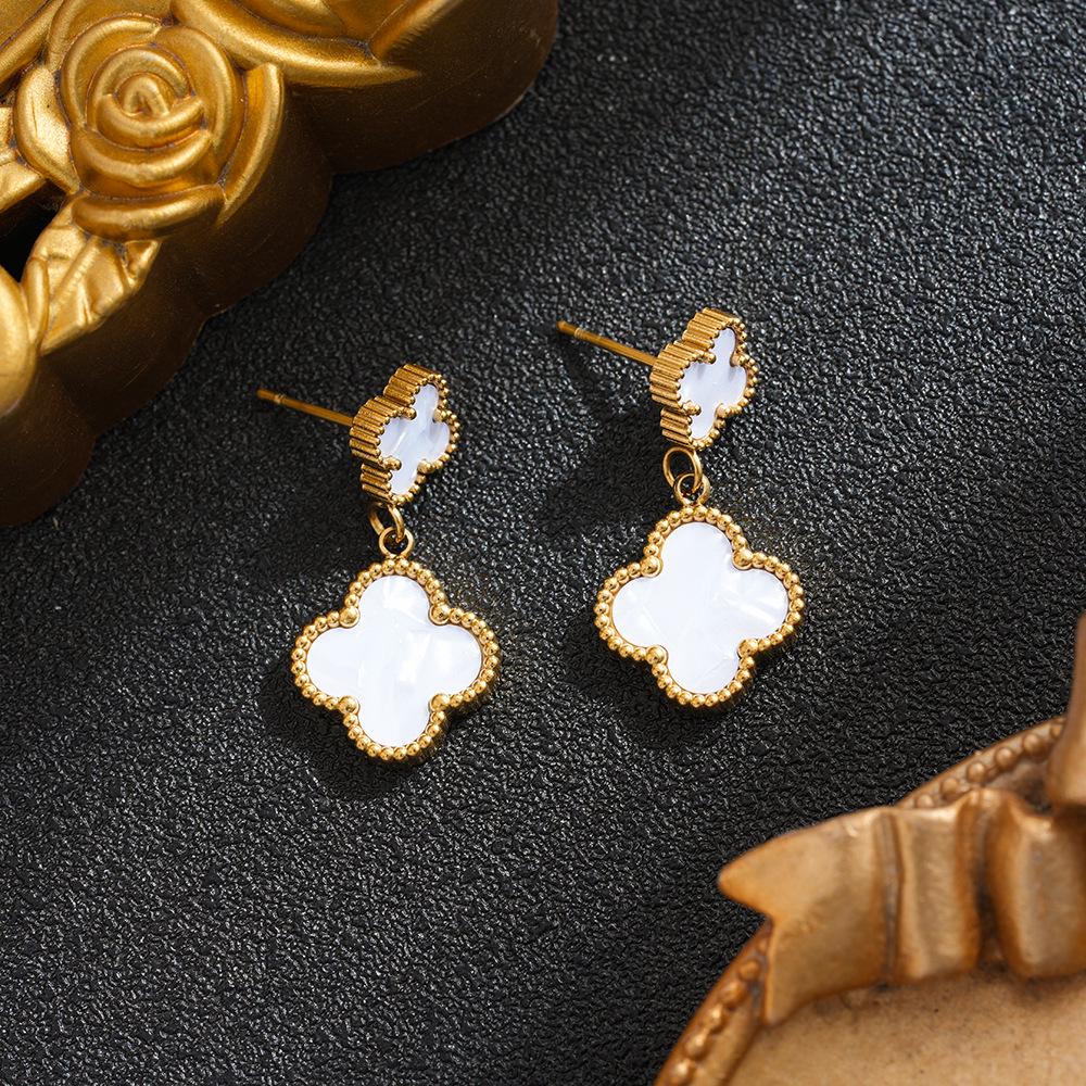 Pendientes de acero de titanio con trébol de cuatro hojas de estilo coreano que no se decoloran para mujer: elegantes, modernos, con borla sencilla y versátiles.