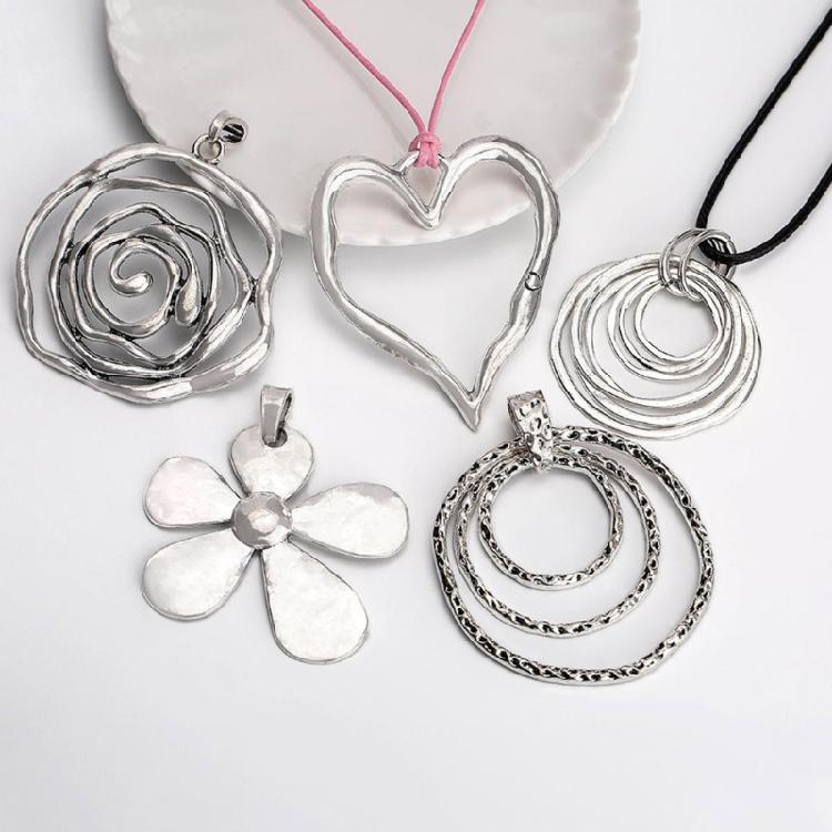 Robuster Herzanhänger aus Legierung, hohler Schmuck, Blumenanhänger, Legierungsmaterial