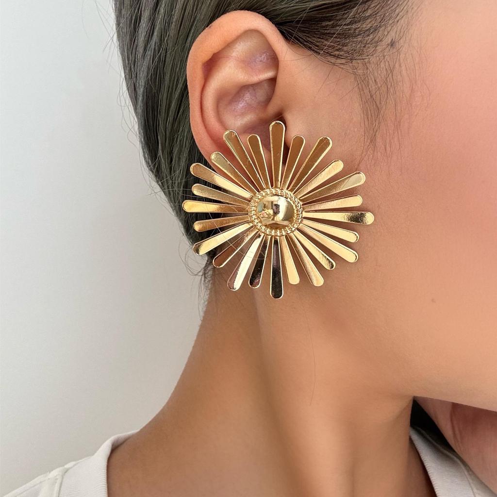Elegant Exaggerated Retro Metal Flower Earrings - Trendy, Versatile, Light Luxury Accessories
