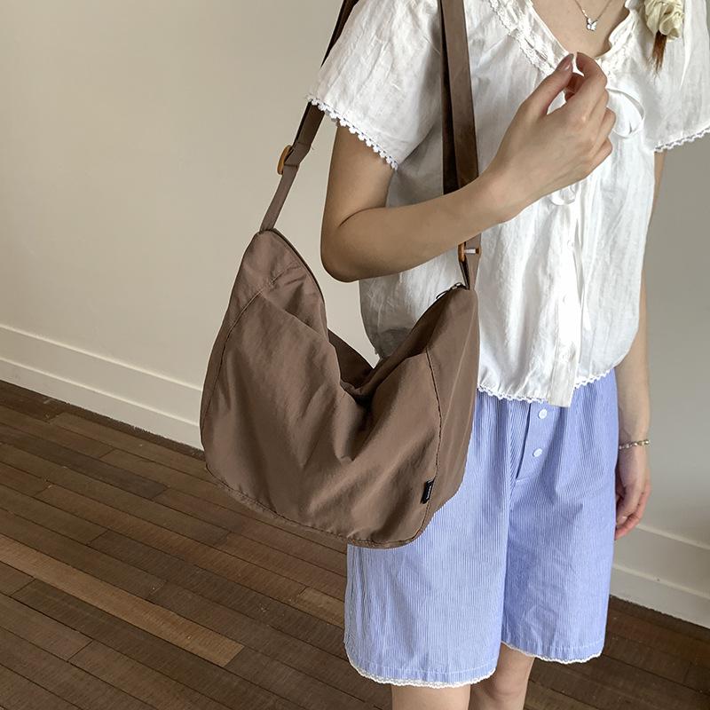 

Korean casual lazy wind large-capacity bag women s 2025 new solid color simple canvas bag versatile messenger bag коричневий