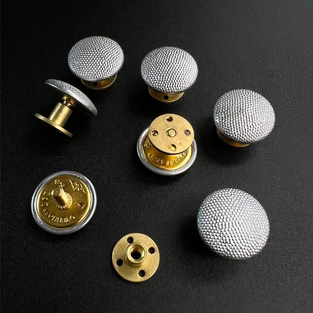 Metal düğme aksesuarları, Alman havyarı, spiral apoletler, Sovyet düğmeleri, İngiliz Deniz çapası şapka kayışı tokaları