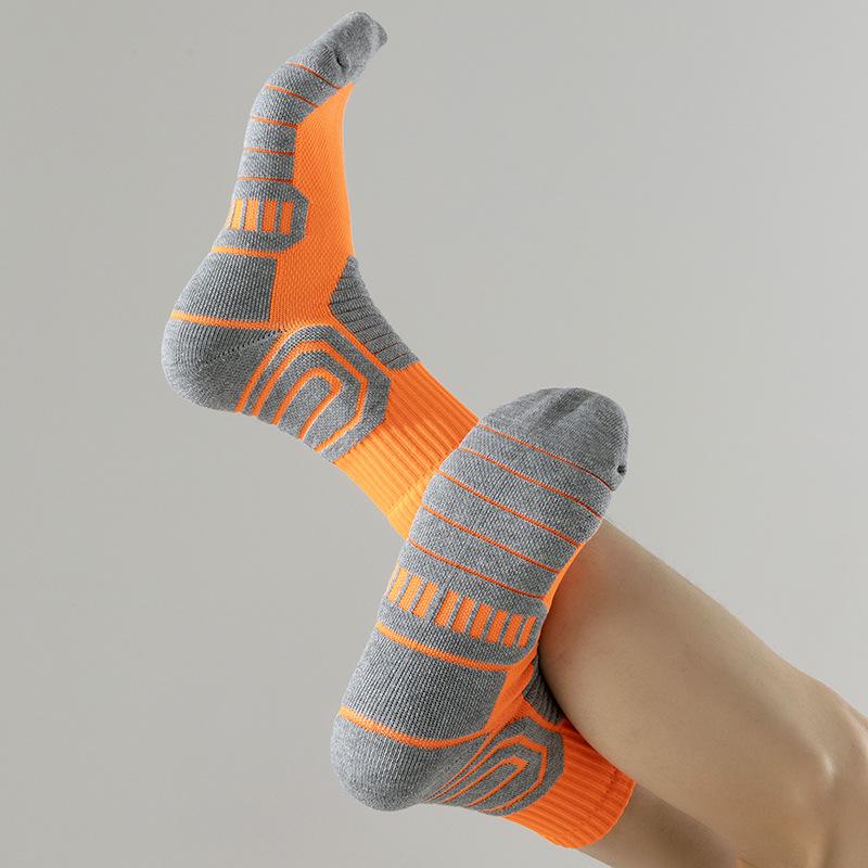 Men's Terry Bottom Anti-slip Sports Socks - Sweat-absorbent, Breathable, Antibacterial, Solid Color Mid-tube for Basketball.