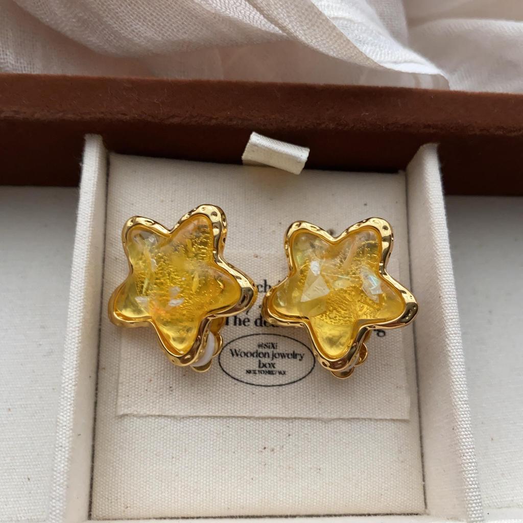 "Vintage Creamy Yellow Starfish Ear Clips: Elegant and Cute, Piercing-Free Sea Star Earrings"