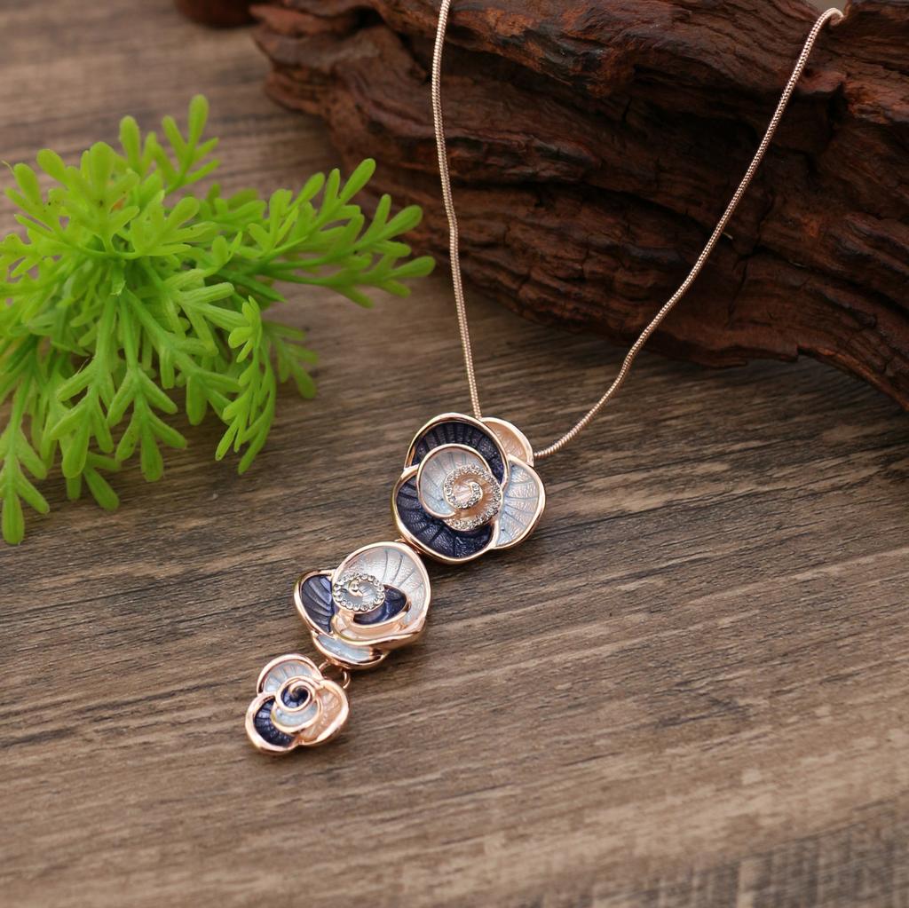 New enamel geometric rose pendant, diamond inlaid women's high-end fringed rose necklace