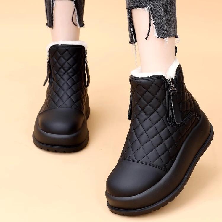 

Мягкие кожаные сапоги-дутики на толстой подошве для женщин, зимние бархатные утолщенные хлопковые сапоги 2025 года, новые, нескользящие, теплые и холодостойкие хлопковые туфли 40 чёрный