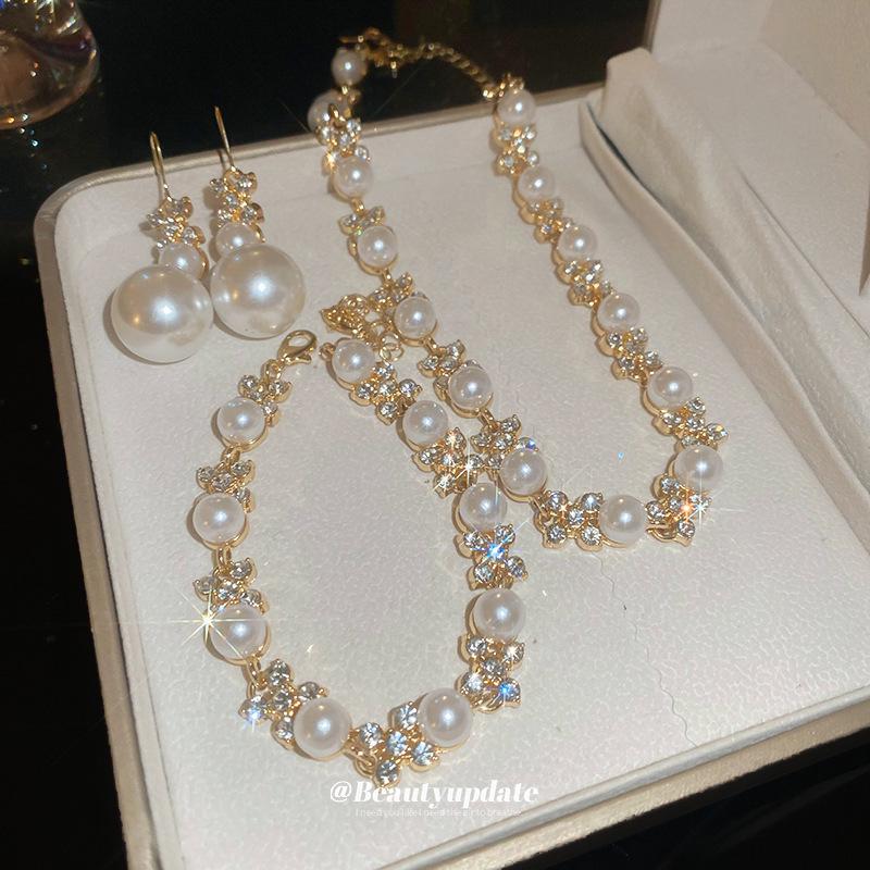 Zircon Flower Geometric Pearl Necklace: Elegant Light Luxury Collarbone Chain for Women