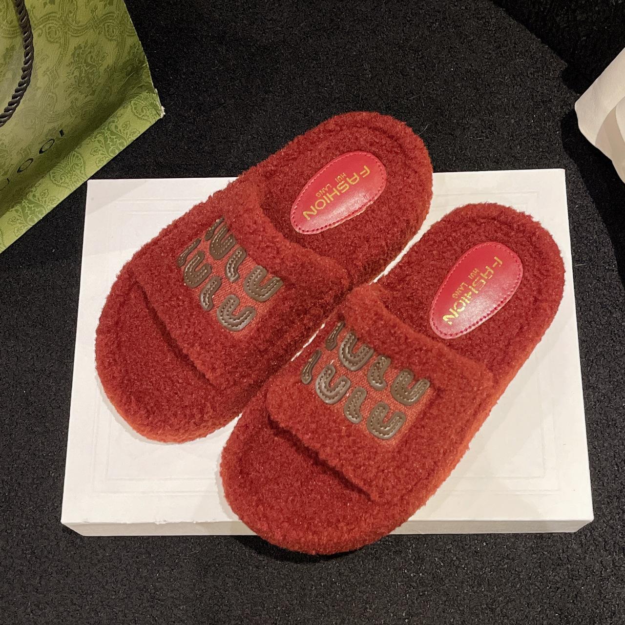 

Популярные большие размеры однотонной верхней одежды пушистые тапочки женские 2024 новые тапочки с одним словом осенне-зимние домашние хлопковые швабры 42 красный