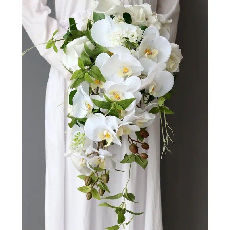 Eleganter weißer Kaskadenstrauß: Phalaenopsis & Calla-Lilie Kunstblumen für Hochzeitsfotografie