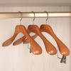 Cintres en Bois de Hêtre avec Pinces pour Pantalons - Épais, Élargis pour Manteaux et Costumes