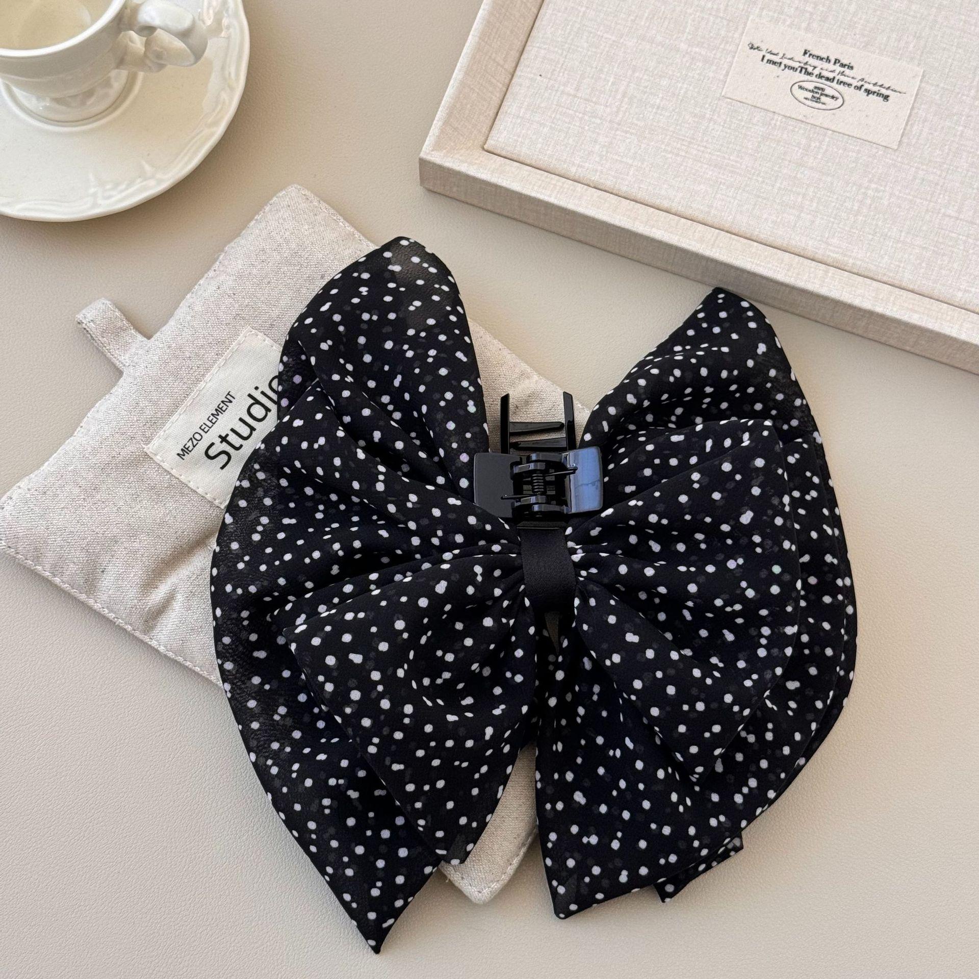 

Шифоновая пряжа струящаяся и живая. Зажим-хвост с бантом наполовину завязывается сзади на волосах, а зажим-акула — это зажим, который царапается.