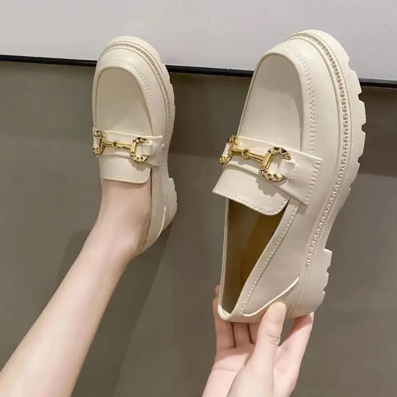 Женские металлизированные лоферы с декоративными ремешками с пряжками - Слипоны с круглым носком удобная обувь на все сезоны 35EUCN36 бежевый 1390₽