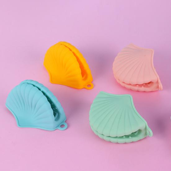 1 pár dlouhotrvajících rukavic proti opaření Konstrukce tvaru skořepiny Odolné držáky hrnců s horkou rukojetí