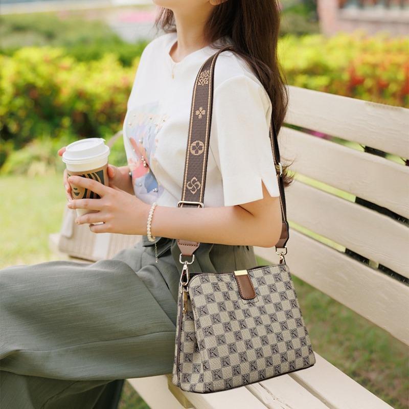 Foreign Trade Bag Women's 2023 New Advanced Versatile Printing Letter Wide Shoulder Strap Large Capacity One Shoulder Bucket Bag Tide