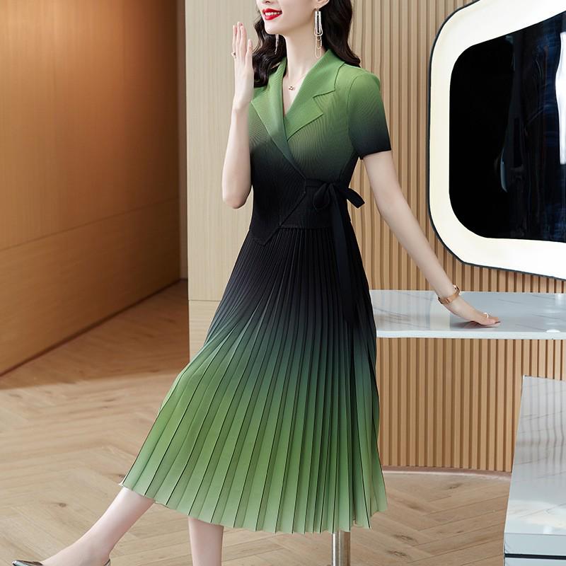 

Miyake Pleated Gradient Long Dress - 2024 Summer, New Style with Suit Collar for Women One Size зелений