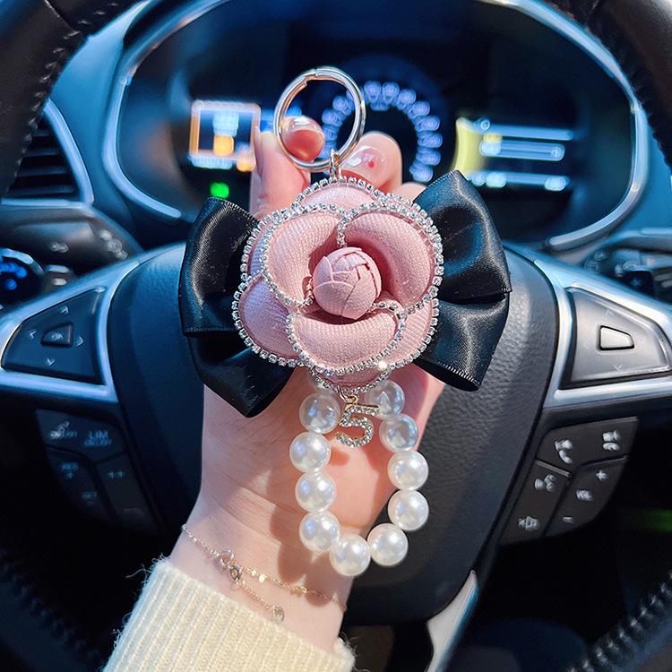 Elegant Camellia Keychain with Pearl Chain & Rhinestone Edge – Perfect Car Key Accessory & Bag Charm