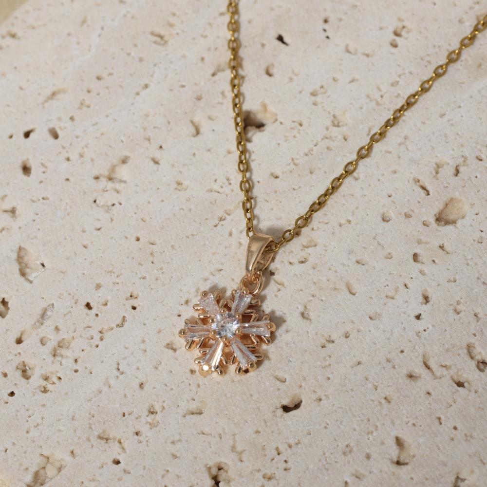 Simple Colorful Snowflakes Pendant Necklaces for Women Fashion Zirconia Necklace Wedding Party Jewelry Accessories Christmas Gift