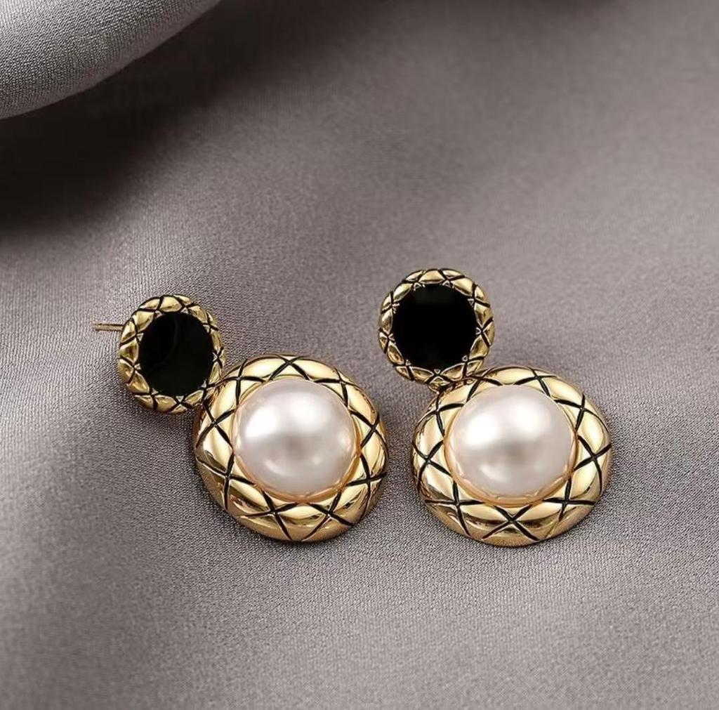 Minimalist French Drop Earrings: Retro, Sweet, Versatile Design with Light Luxury and Unique Personality