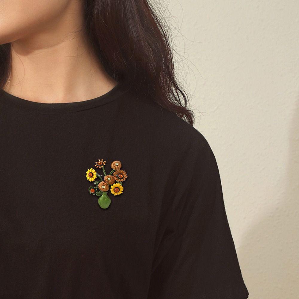 Vintage Oil Painting Sunflower Brooch French Style Corsage Ornament Exquisite Metal Pin  Suit