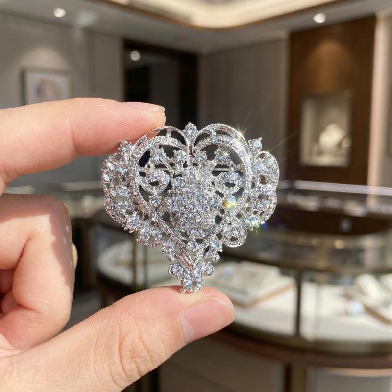 Broșă Elegantă în Formă de Inimă Strălucitoare cu Strass-uri Pin pentru Reverul Sacoului Insignă pentru Rochie Bijuterie Cadou Accesorii pentru Palton