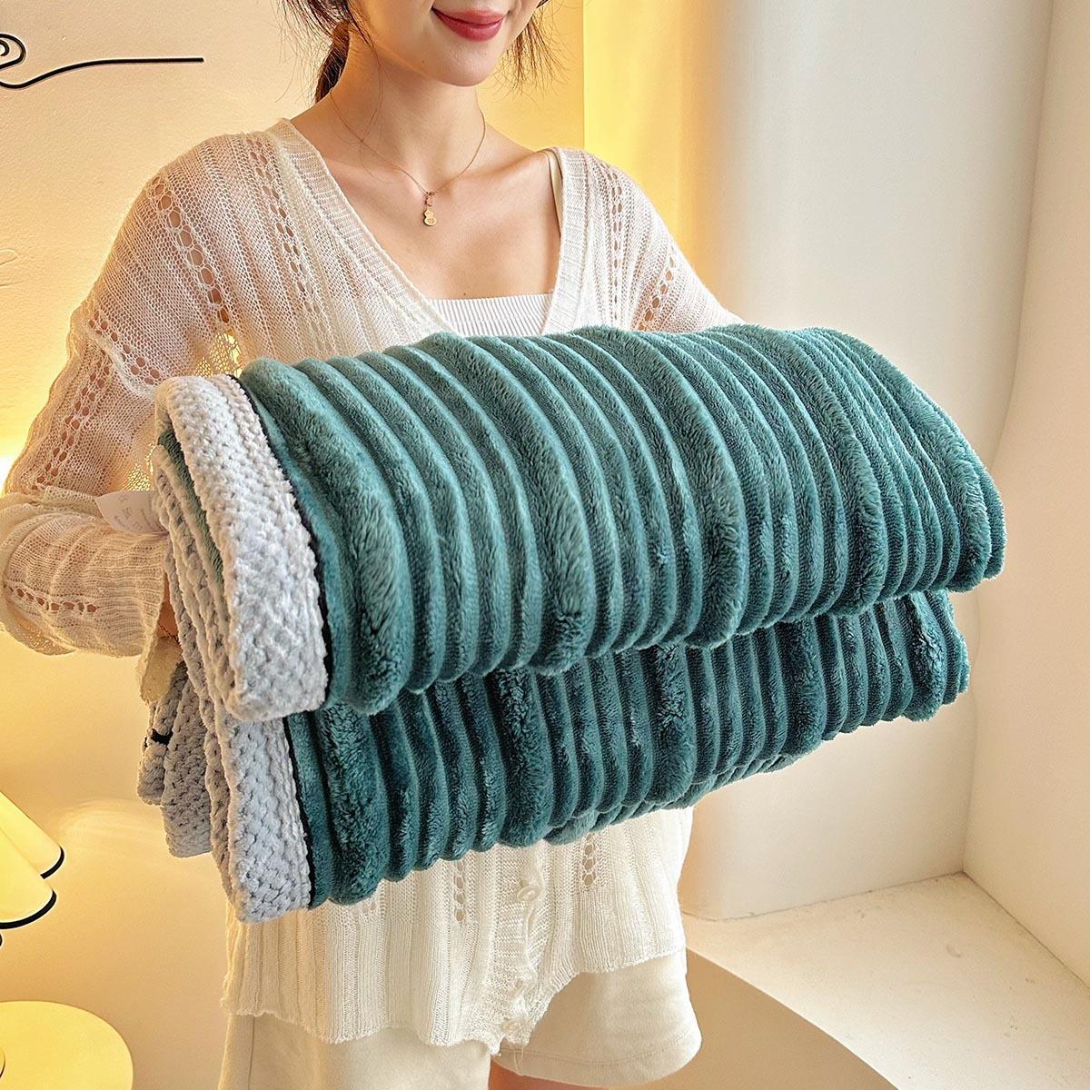 

High Gram Hemming Thickened Wide Striped Blanket Air Conditioner Nap Blanket Comfortable and Soft Flange Rabbit Plush Blanket 100X140cm темно-зеленого