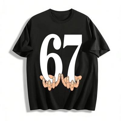Hände halten die Zahl 67 Grafik Lässiges Kurzarm-T-Shirt Reines Baumwoll-T-Shirt