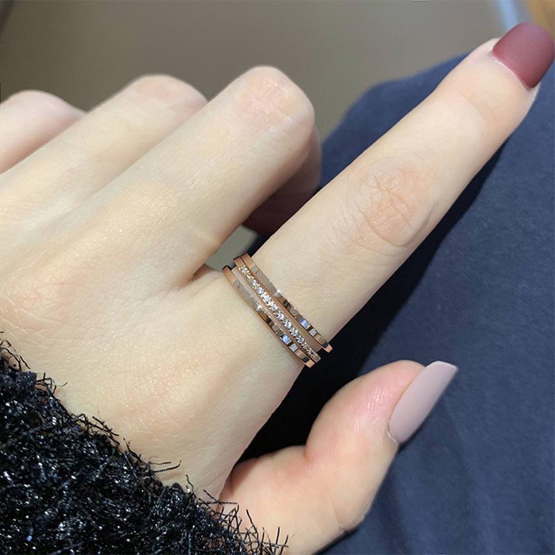 

Korean Three-Layer Diagonal Micro-Diamond Titanium Steel Ring - Fashionable Index Finger Jewelry Size 10 розового золота