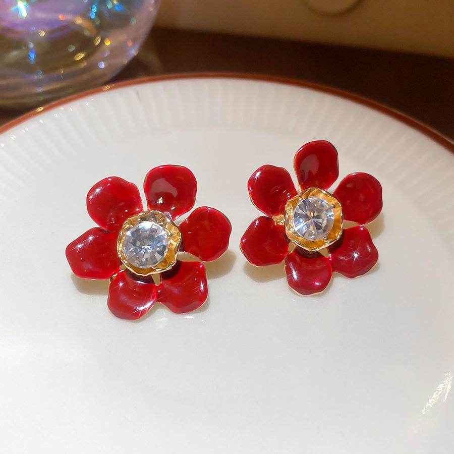 Silver Needle Retro Inlaid Diamond Floral Geometric Stud Earrings - Trendy, Versatile, Light Luxury High-End Ear Jewelry.