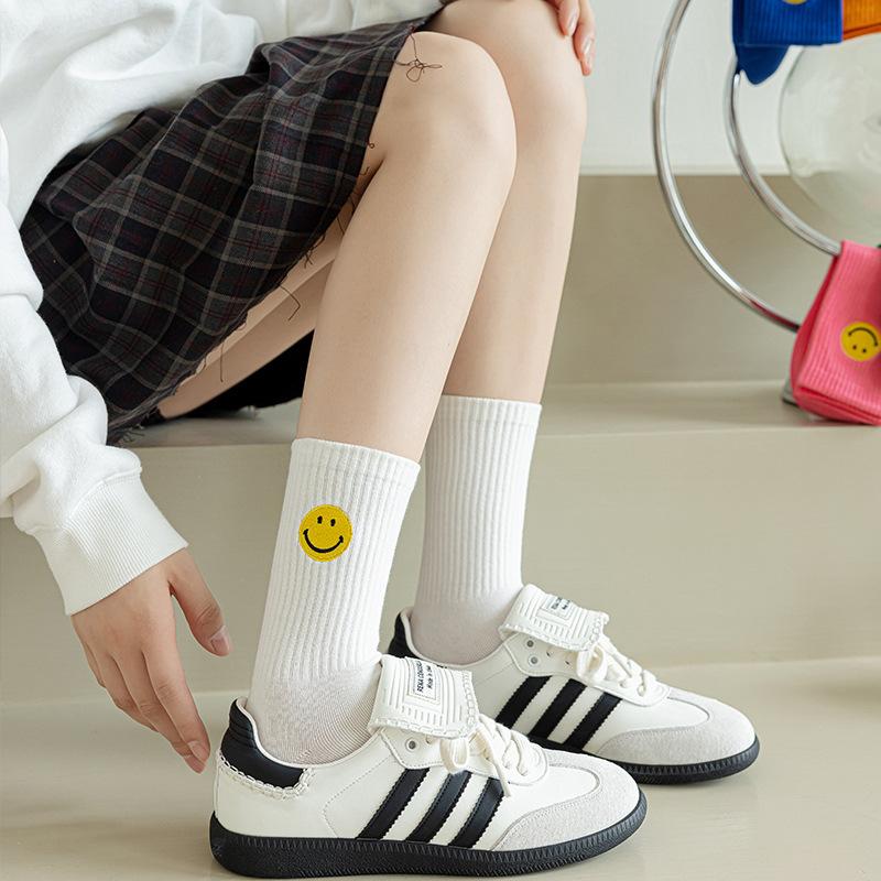 Einfarbige, mittellange Socken mit frischem, lächelndem Gesichtsmuster, schlichtem Design, bequem und atmungsaktiv.