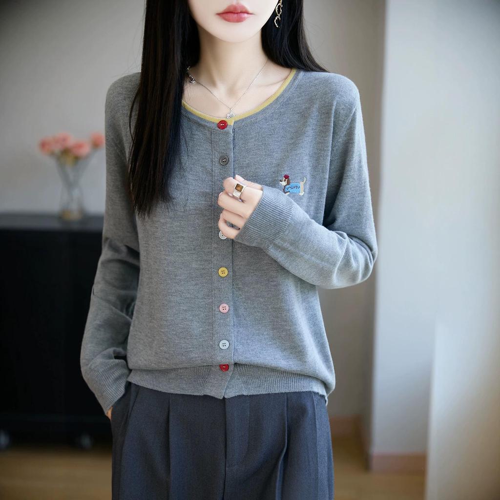 Elegant Round Neck Wool Cardigan with Eye-Catching Embroidery and Colorful Buttons, Perfect for Spring and Autumn Commutes.