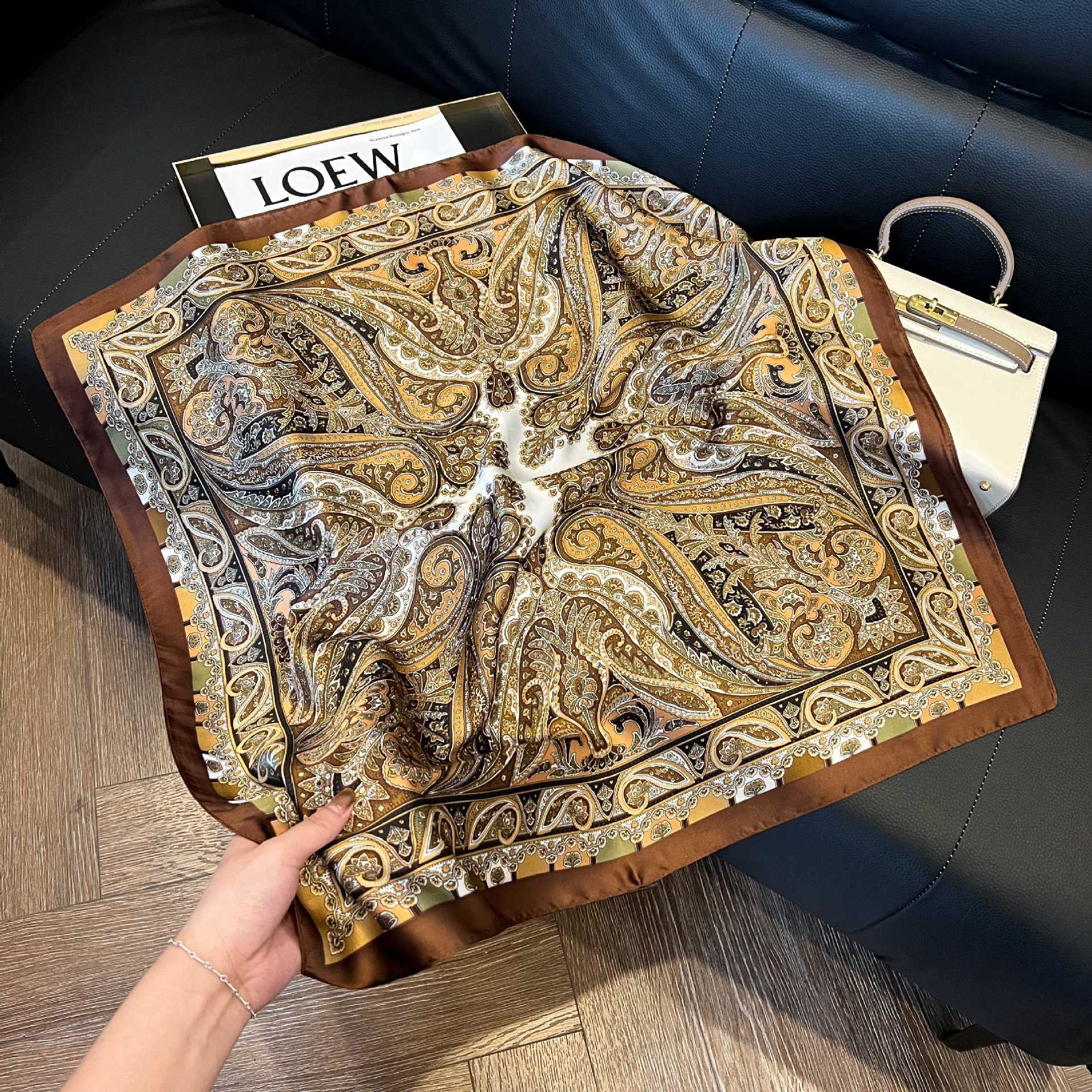 Foulard Carré Imprimé Vert Foncé Motif Floral Uni Simple Imitation Soie Tour de Cou Bandana Élégant Foulards pour Enrouler la Tête des Femmes 70x70cm