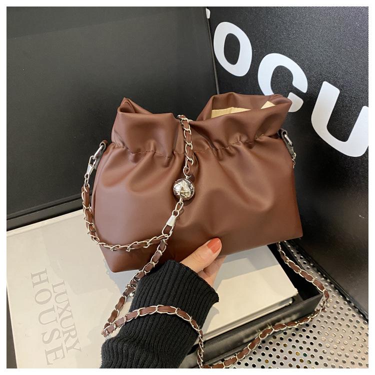 Fashion chain pleated bucket bag niche texture bag women's trend mobile phone shoulder messenger bag commute exquisite