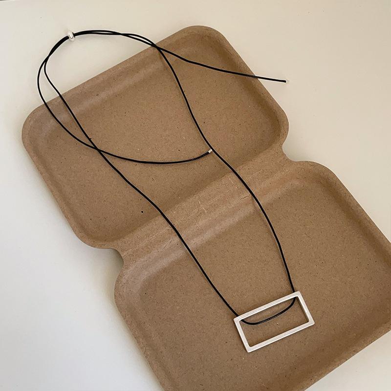 

Ожерелье с подвеской из матового металла в минималистском стиле с геометрическим узором, женское, минималистское, универсальное, выдвижное, черная веревочная цепочка на шею, цепочка на ключицу