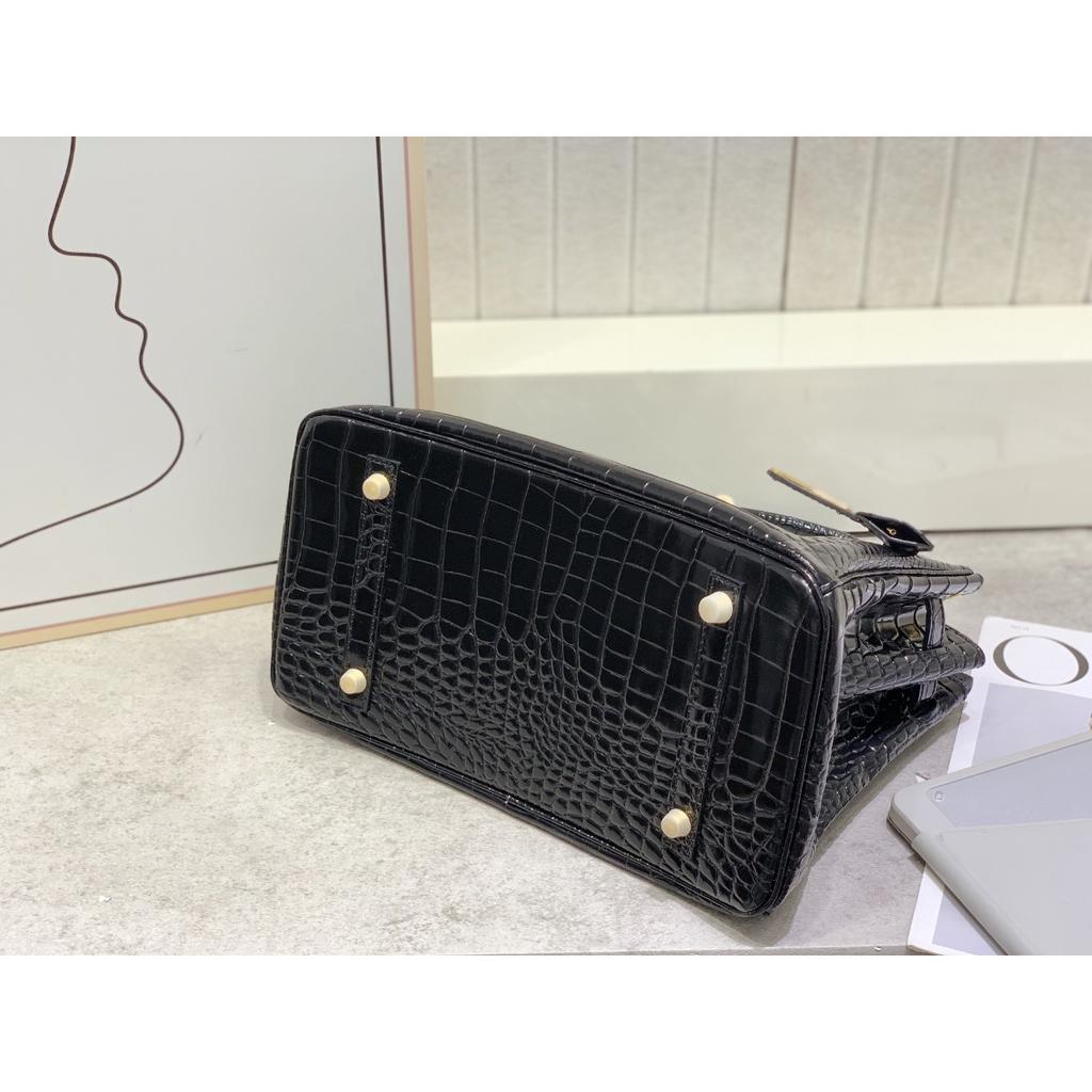 Borsa a tracolla da donna in pelle di vacchetta pressata effetto coccodrillo verniciata platino con tracolle per pendolari di grande capacità fonte