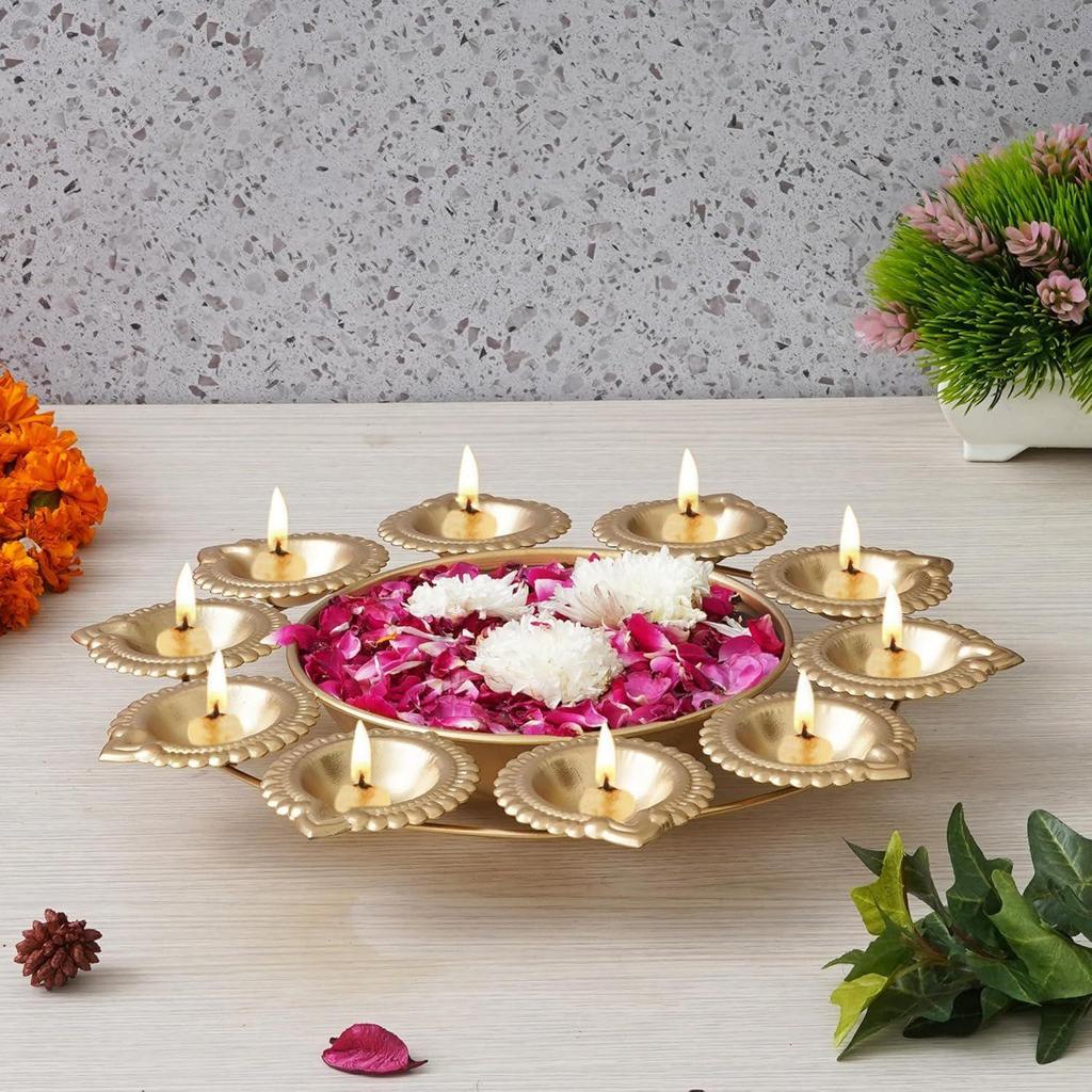 Urli Decorativo de Flor Metálica Dourada Feito à Mão com 10 Diyas | Tigela Urli para Decoração de Casa com Flores Flutuantes | Itens de Decoração de Diwali para Decoração de Casa
