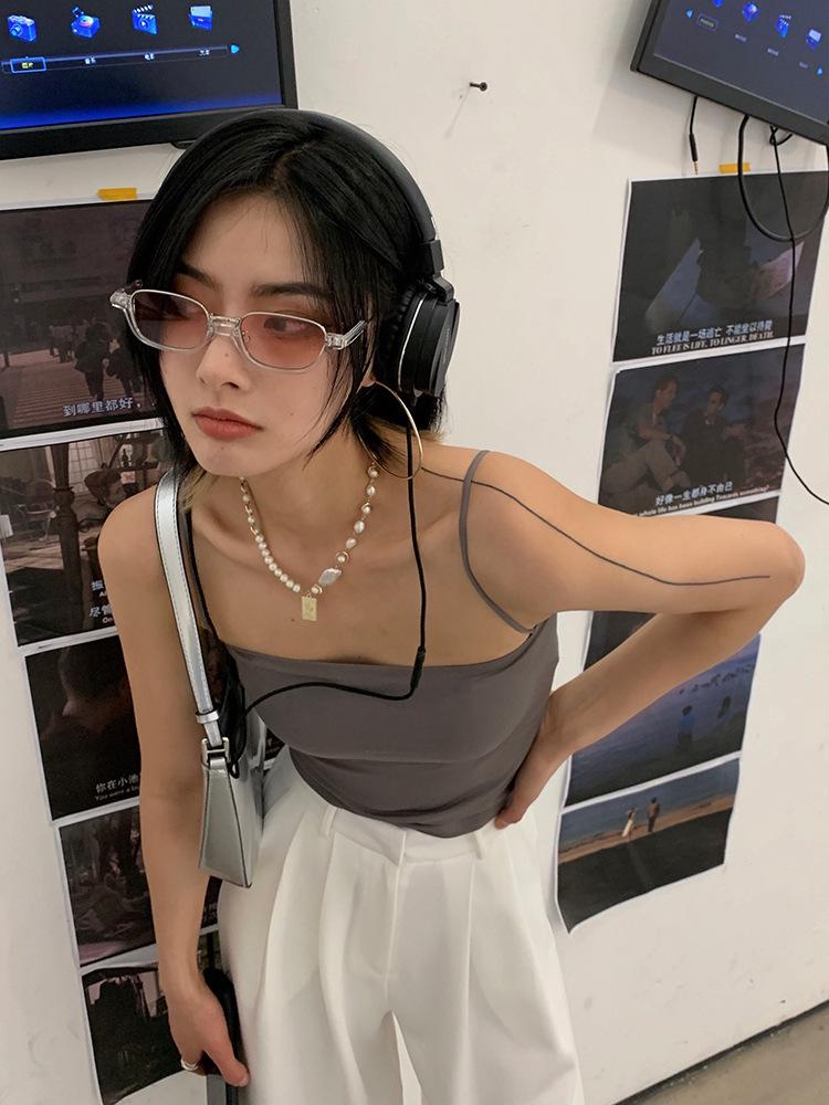 

Летний жилет без рукавов в стиле BM - женский топ-труба с накладкой на грудь и стильным дизайном спины Short серый