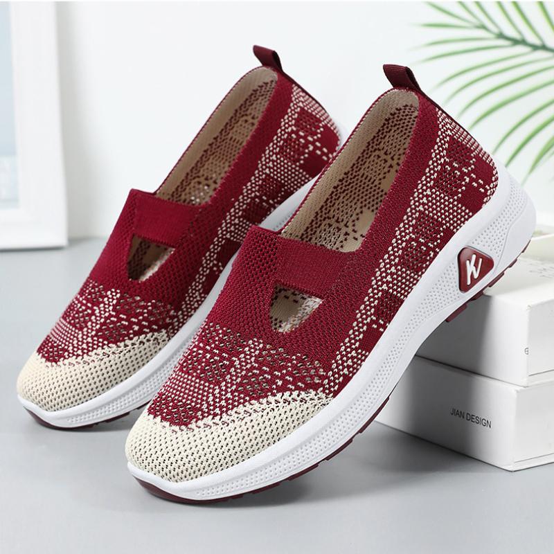 Summer breathable and comfortable single shoes, old Beijing cloth shoes, one step on mother's shoes