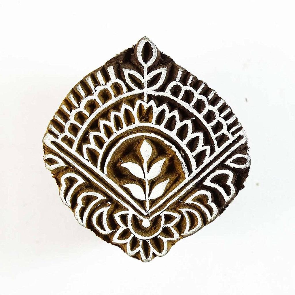 Hnědý ručně vyřezávaný tiskový blok dřevěné textilní razítko květinový razítkový blok