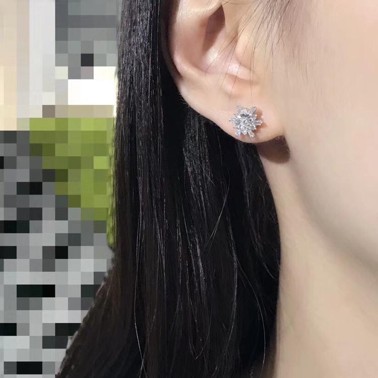 Orecchini a Bottone in Oro Bianco 18K a Forma di Fiore d'Auto con Diamanti, Incastonati con Diamanti Naturali, Diamante Rotondo Scala Diamanti Quadrati