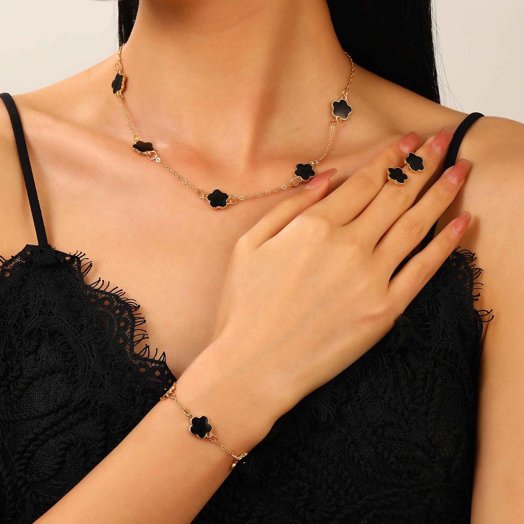 Koreaanse Stijl 4-delige Sieradenset: Bloemenarmband, Ring, Oorbellen met Stud & Klavertje Vier Ketting