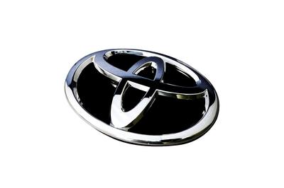 SecondStage Toyota Voxy 80 Series Emblem Change Kit N To T Mark Plated Emblem / Piano Black Base / T209BLK