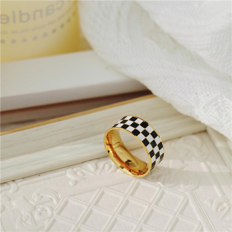 Anello in Acciaio Titanio Placcato Oro 18K a Quadri Bianchi e Neri Stile Europeo e Americano per Donna