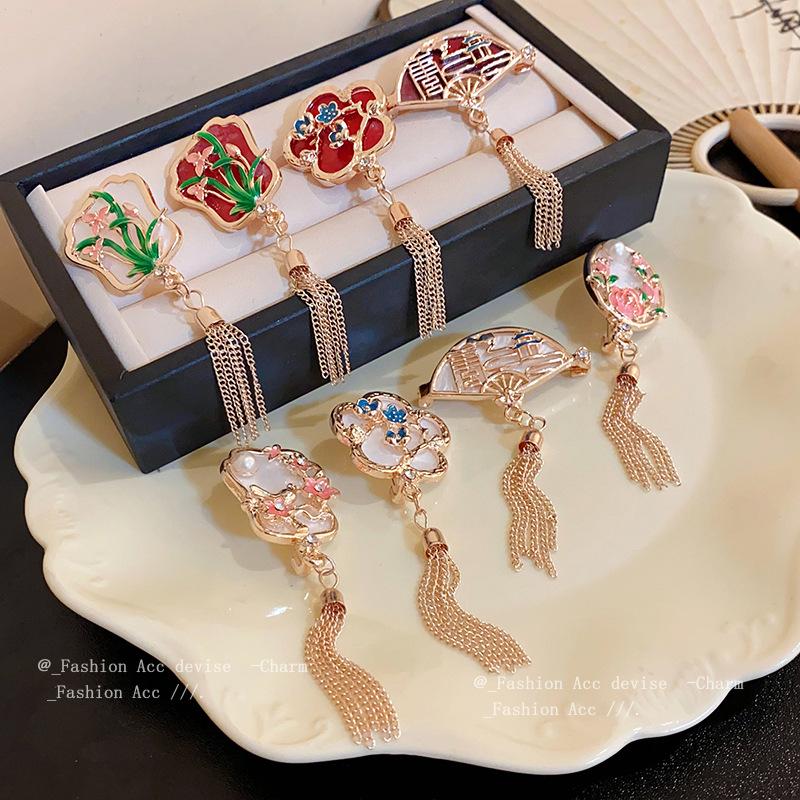 

Chinese-Inspired Diamond Tassel Brooch: Creative Fashion Suit Pin & Chest Ornament