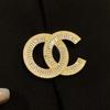 Broche Redondo de Letra con Circonita Chapado en Oro de 14 Quilates: Elegante Pin de Moda de Alta Gama para Mujer