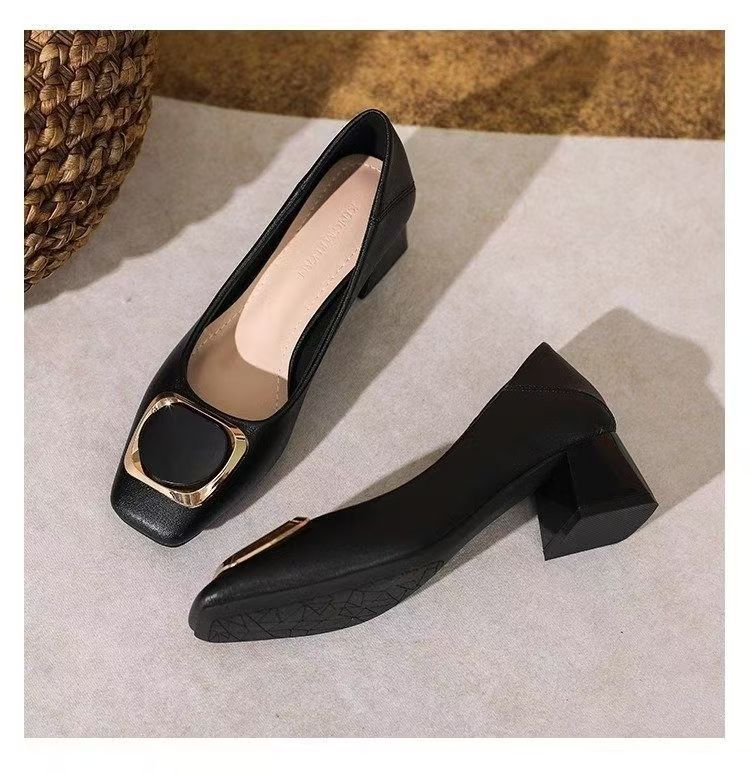 

Soft leather single shoes women s spring and autumn 2025 new French grandma shoes medium heel thick heel high heels square head mother women s shoes 40 чорний