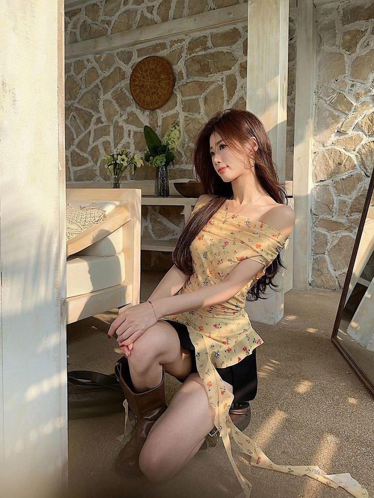 Letnia Kwiatowa Koszulka z Jednym Ramieniem i Wstążką - Słodka & Pikantna Dopasowana